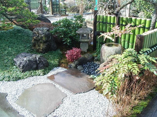 和風庭園の景石と植栽