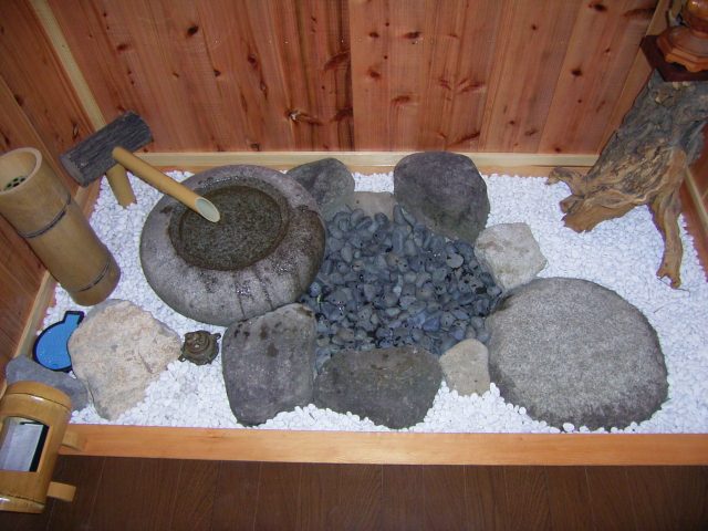 石と砂利、柄杓のしつらえ